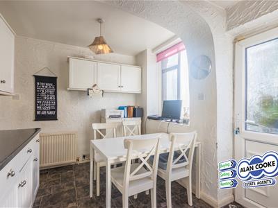 FITTED BREAKFAST KITCHEN